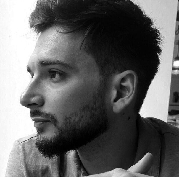 Lorenz Lefèvre est médecin généraliste à Médecine pour le peuple-Seraing. Il travaille aussi pour le service d’étude de MPLP sur la 1ère ligne de soin et particulièrement la pénurie de médecins.